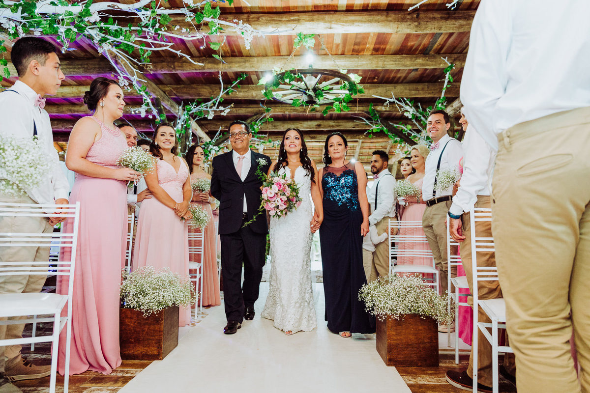 Entrada da noiva... Casamento Carla e Tiago Capistrano no Sítio Pontal das Águas, Albertina. Fotografia de Eduardo Pasqualini, fotógrafo de casamento, família e ensaios em Rio do Sul, Santa Catarina.