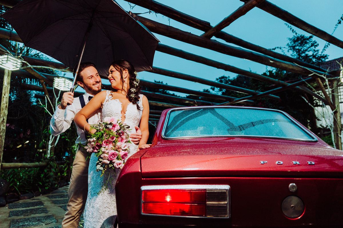 O carro dos noivos... Corcel Ford. Casamento Carla e Tiago Capistrano no Sítio Pontal das Águas, Albertina. Fotografia de Eduardo Pasqualini, fotógrafo de casamento, família e ensaios em Rio do Sul, Santa Catarina.