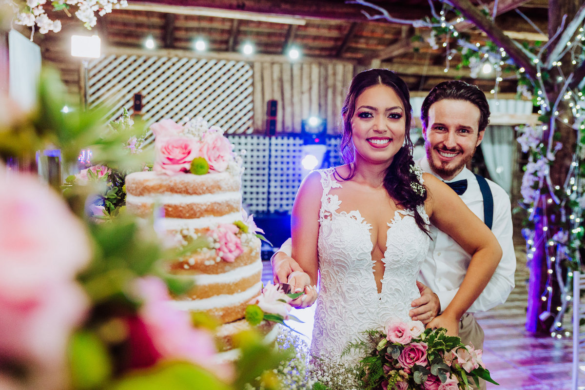 Corte do bolo. Casamento Carla e Tiago Capistrano no Sítio Pontal das Águas, Albertina. Fotografia de Eduardo Pasqualini, fotógrafo de casamento, família e ensaios em Rio do Sul, Santa Catarina.