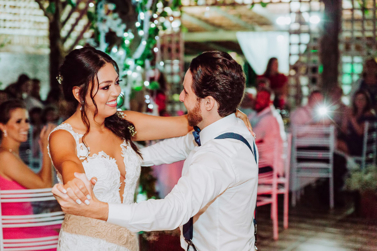 Clássica valsa. Casamento Carla e Tiago Capistrano no Sítio Pontal das Águas, Albertina. Fotografia de Eduardo Pasqualini, fotógrafo de casamento, família e ensaios em Rio do Sul, Santa Catarina.