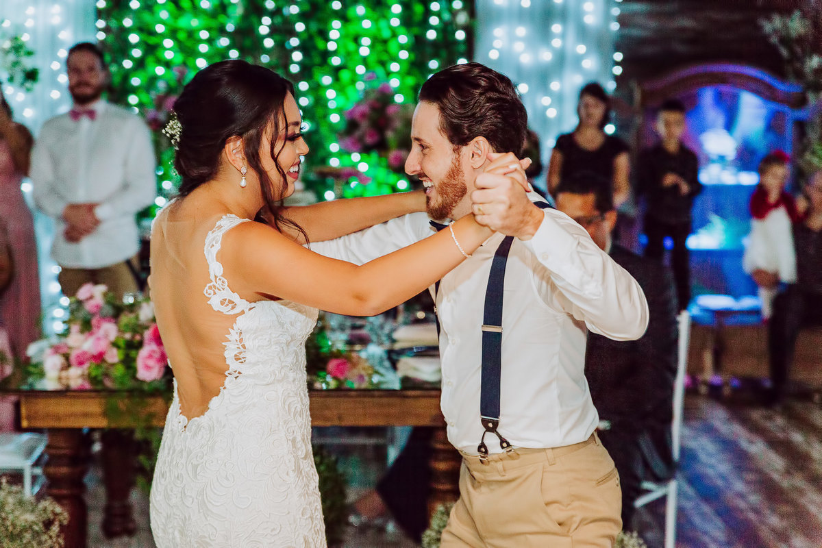 Passos de dança. Casamento Carla e Tiago Capistrano no Sítio Pontal das Águas, Albertina. Fotografia de Eduardo Pasqualini, fotógrafo de casamento, família e ensaios em Rio do Sul, Santa Catarina.