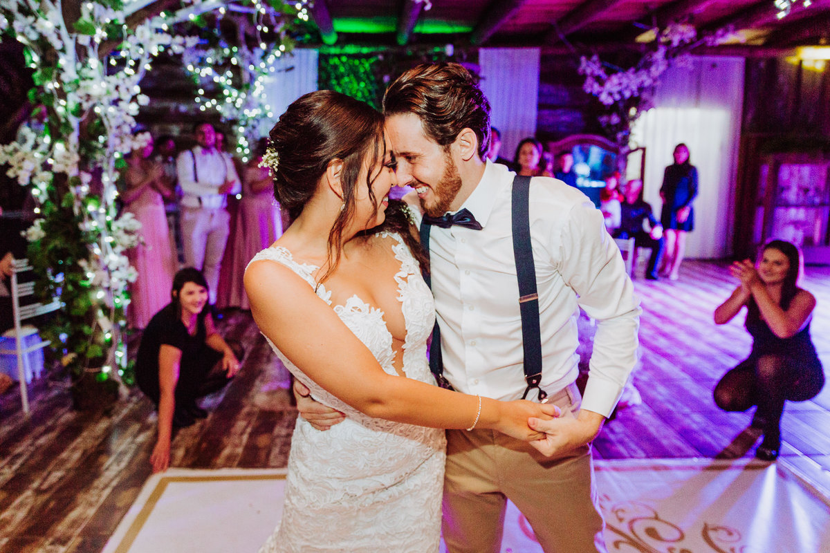Dançando bem juntinho... Casamento Carla e Tiago Capistrano no Sítio Pontal das Águas, Albertina. Fotografia de Eduardo Pasqualini, fotógrafo de casamento, família e ensaios em Rio do Sul, Santa Catarina.
