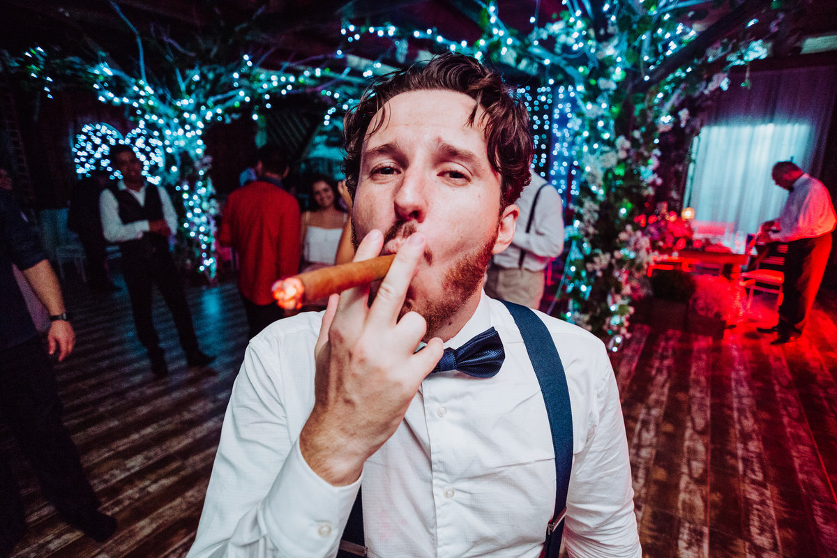 Charuto... Casamento Carla e Tiago Capistrano no Sítio Pontal das Águas, Albertina. Fotografia de Eduardo Pasqualini, fotógrafo de casamento, família e ensaios em Rio do Sul, Santa Catarina.