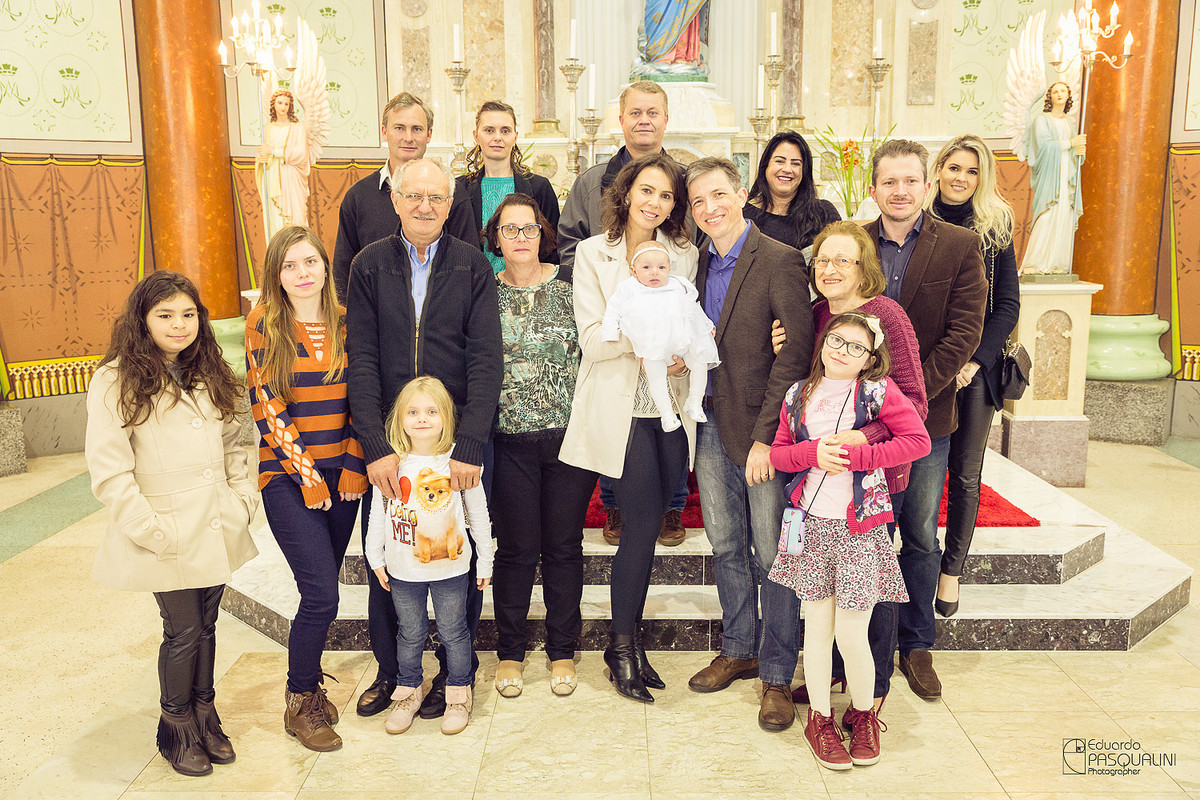 Família reunida no batizado de Alícia. Fotografia de Eduardo Pasqualini, fotógrafo de casamentos e ensaios em Rio do Sul, Santa Catarina.