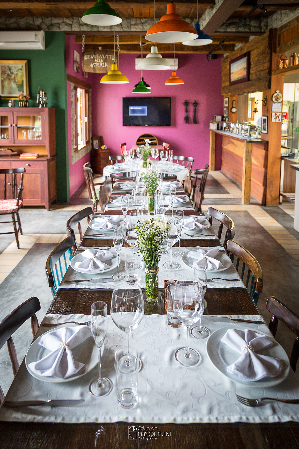 Mesa decorada na Osteria La Campagnaga. Batizado da Alícia. Fotografia de Eduardo Pasqualini, fotógrafo de casamentos e ensaios em Rio do Sul, Santa Catarina.