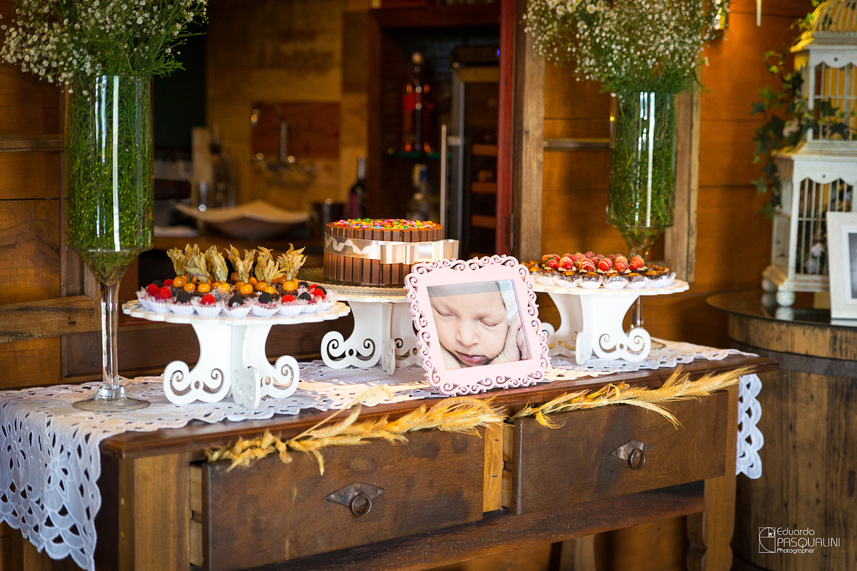 Mesa de doces do batizado da Alícia. Osteria La Campagnaga. Fotografia de Eduardo Pasqualini, fotógrafo de casamentos e ensaios em Rio do Sul, Santa Catarina.