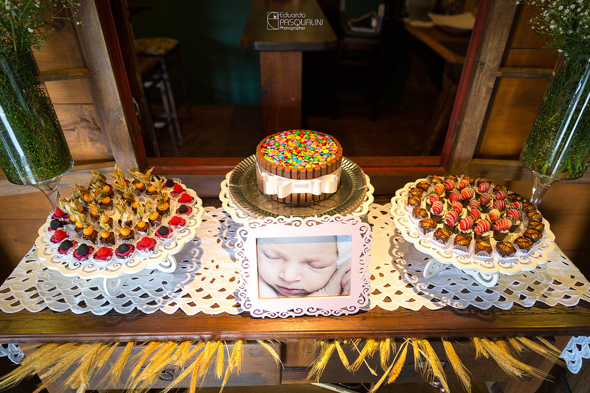 Linda decoração e docinhos para o batizado da Alícia. Osteria La Campagnaga. Fotografia de Eduardo Pasqualini, fotógrafo de casamentos e ensaios em Rio do Sul, Santa Catarina.