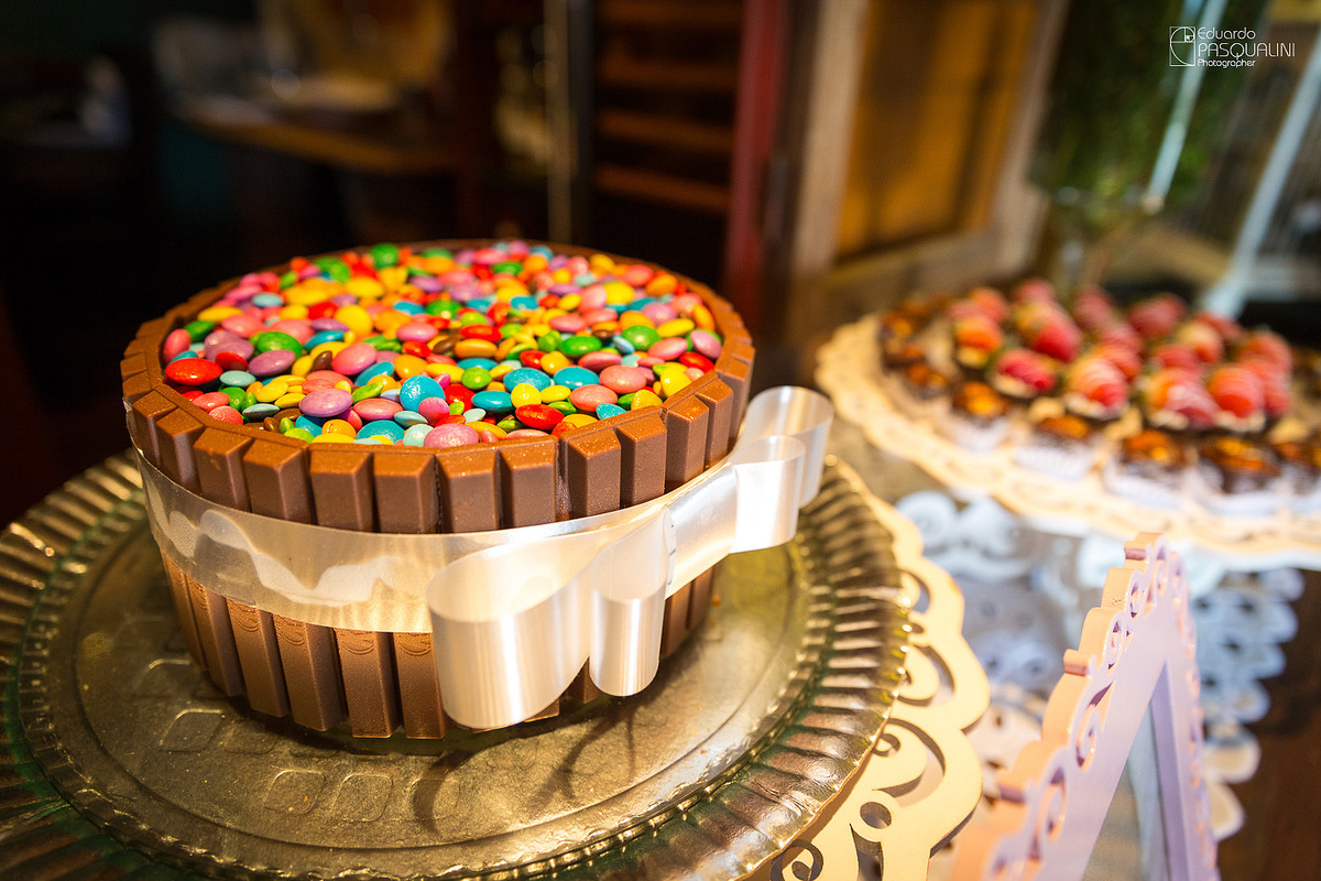 Boto tipo kit-kat com confetes no batizado da alícia. Osteria La Campagnaga. Fotografia de Eduardo Pasqualini, fotógrafo de casamentos e ensaios em Rio do Sul, Santa Catarina.