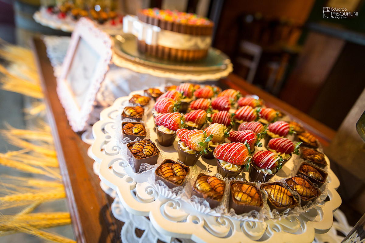 Docinhos de morango. Batizado da Alícia. Osteria La Campagnaga. Fotografia de Eduardo Pasqualini, fotógrafo de casamentos e ensaios em Rio do Sul, Santa Catarina.