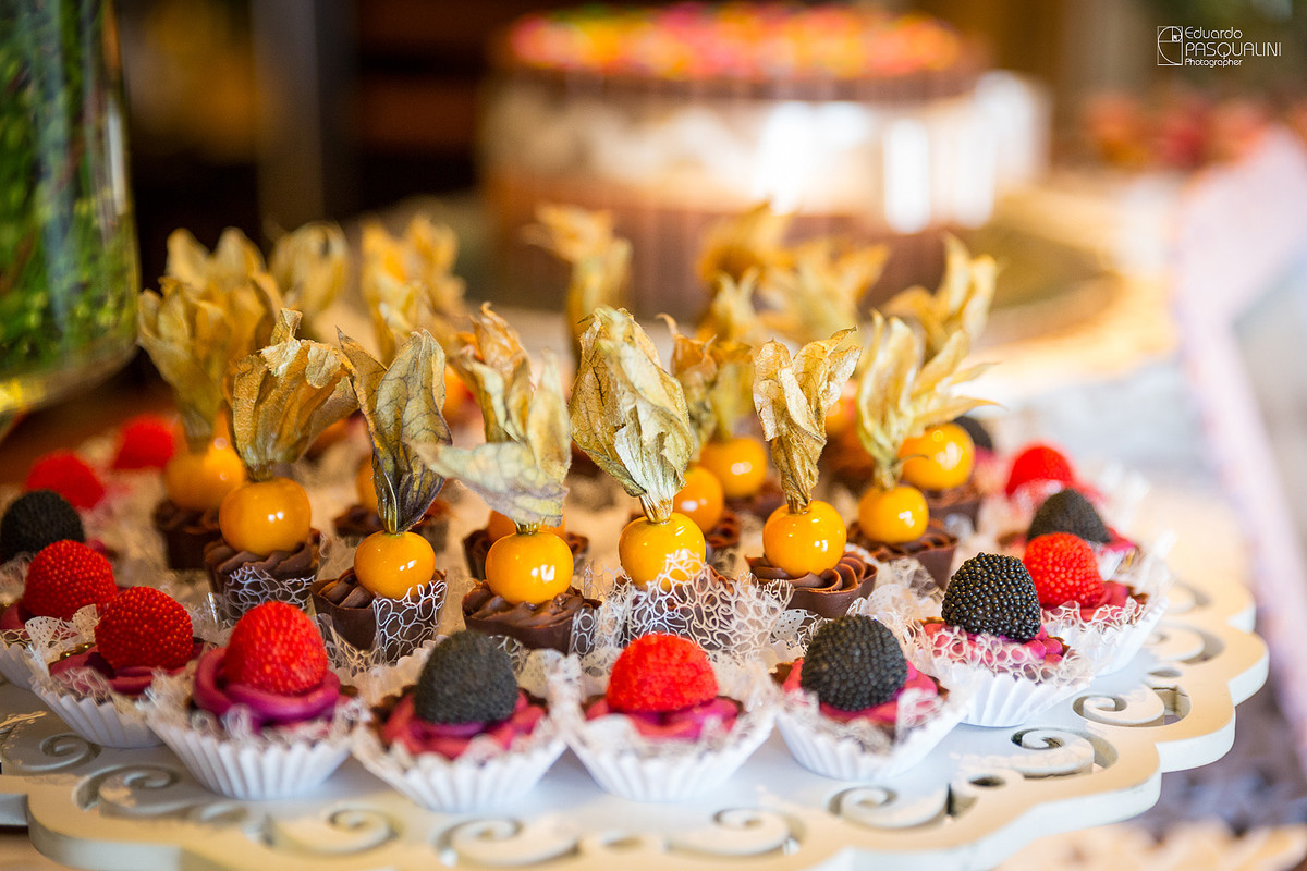 Brigadeiros e docinhos lindos no batizado da Alícia. Osteria La Campagnaga. Fotografia de Eduardo Pasqualini, fotógrafo de casamentos e ensaios em Rio do Sul, Santa Catarina.
