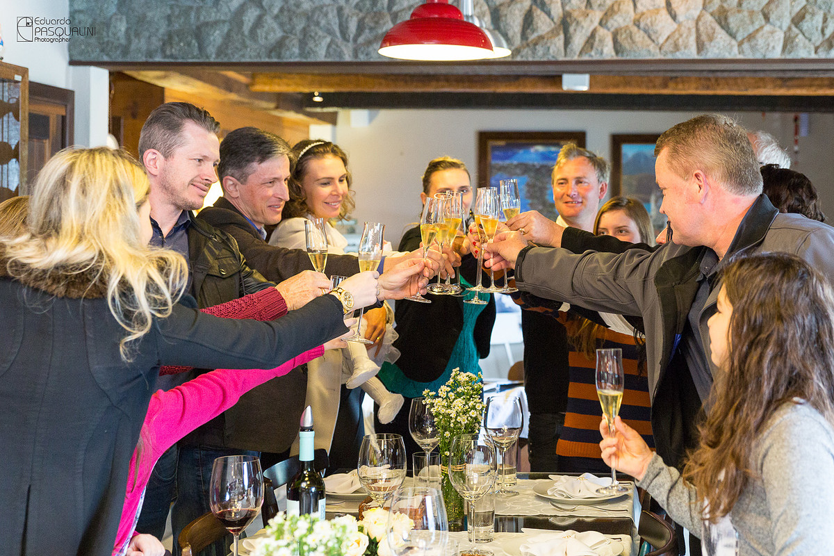Um brinde ao batizado da Alícia. Osteria La Campagnaga. Fotografia de Eduardo Pasqualini, fotógrafo de casamentos e ensaios em Rio do Sul, Santa Catarina.