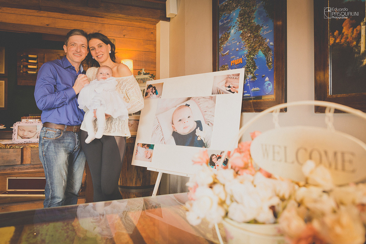 Família reunida para comemorar o batizado da Alícia. Osteria La Campagnaga. Fotografia de Eduardo Pasqualini, fotógrafo de casamentos e ensaios em Rio do Sul, Santa Catarina.