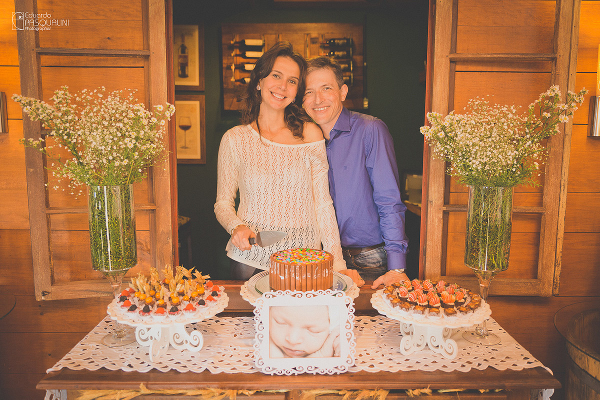 Corte do bolo de batizado da Alícia. Osteria La Campagnaga. Fotografia de Eduardo Pasqualini, fotógrafo de casamentos e ensaios em Rio do Sul, Santa Catarina.