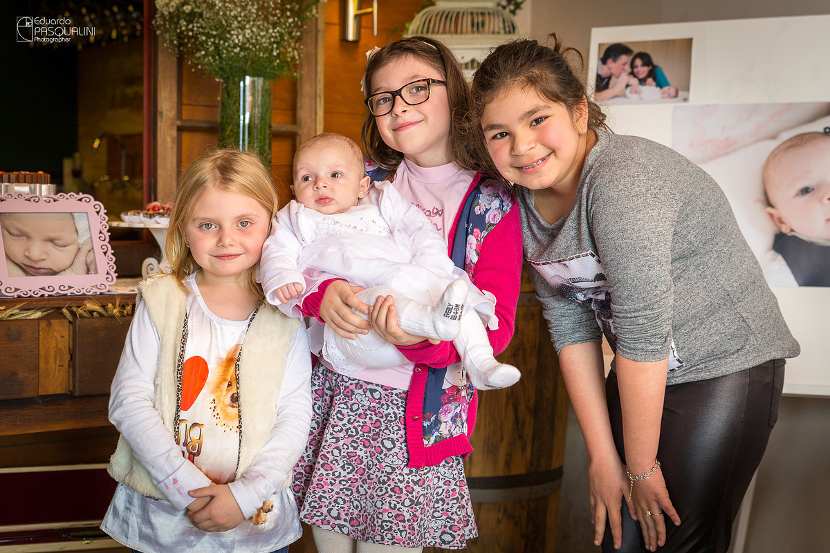 Criançada reunida com o bebê Alícia. Osteria La Campagnaga. Fotografia de Eduardo Pasqualini, fotógrafo de casamentos e ensaios em Rio do Sul, Santa Catarina.