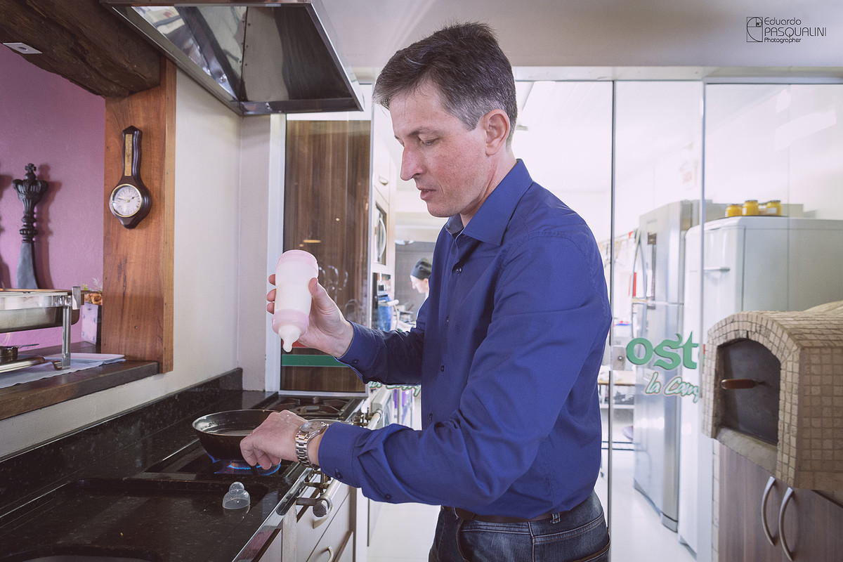 Teste de temperatura do leite para bebê Alícia. Osteria La Campagnaga. Fotografia de Eduardo Pasqualini, fotógrafo de casamentos e ensaios em Rio do Sul, Santa Catarina.