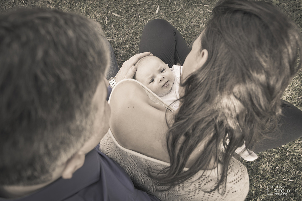 Pais dando carinho em filha bebê Alícia. Osteria La Campagnaga. Fotografia de Eduardo Pasqualini, fotógrafo de casamentos e ensaios em Rio do Sul, Santa Catarina.
