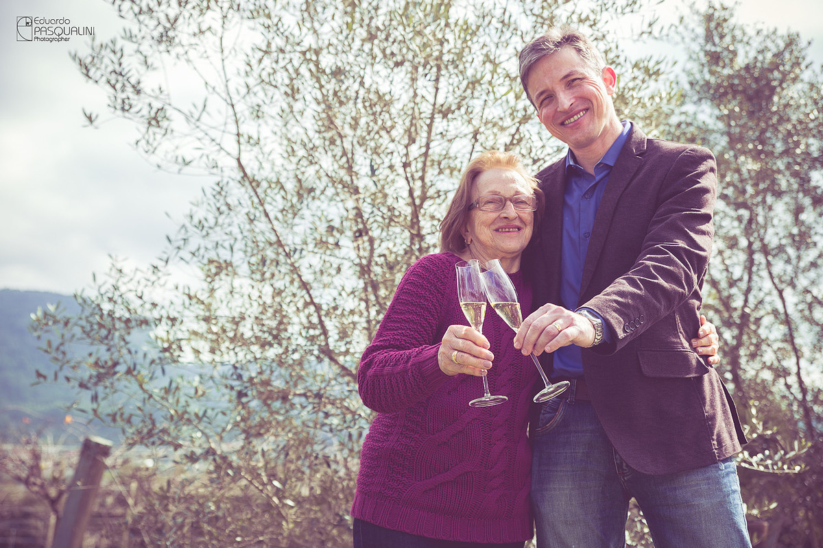 Mãe e Filho brindando a Felicidade da família. Osteria La Campagnaga. Fotografia de Eduardo Pasqualini, fotógrafo de casamentos e ensaios em Rio do Sul, Santa Catarina.