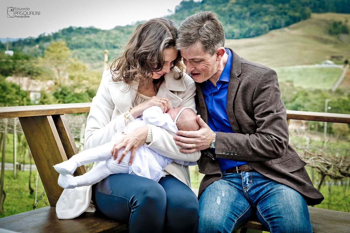 A nova família reunida, aproveitando os prazeres do campo. Osteria La Campagnaga. Fotografia de Eduardo Pasqualini, fotógrafo de casamentos e ensaios em Rio do Sul, Santa Catarina.
