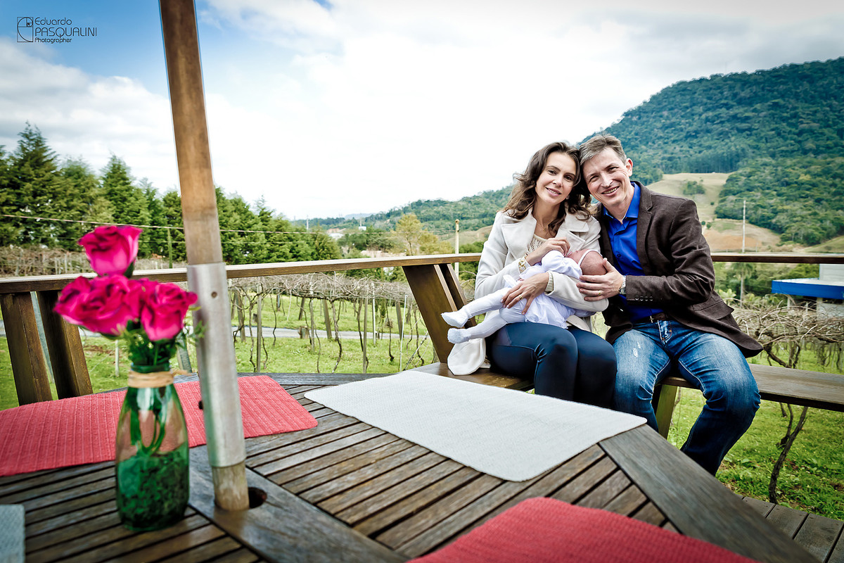 Linda família de pais e bebê no interior de Santa Catarina. Osteria La Campagnaga. Fotografia de Eduardo Pasqualini, fotógrafo de casamentos e ensaios em Rio do Sul, Santa Catarina.