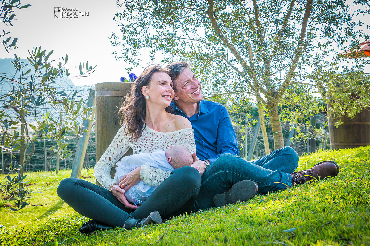 Como uma paisagem, retrato de família em meio ao jardim, Osteria La Campagnaga. Fotografia de Eduardo Pasqualini, fotógrafo de casamentos e ensaios em Rio do Sul, Santa Catarina.