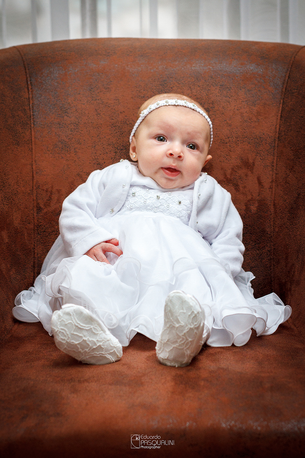 Sentadinha em sofá, Alícia posa para foto. Fotografia de Eduardo Pasqualini, fotógrafo de casamentos e ensaios em Rio do Sul, Santa Catarina.
