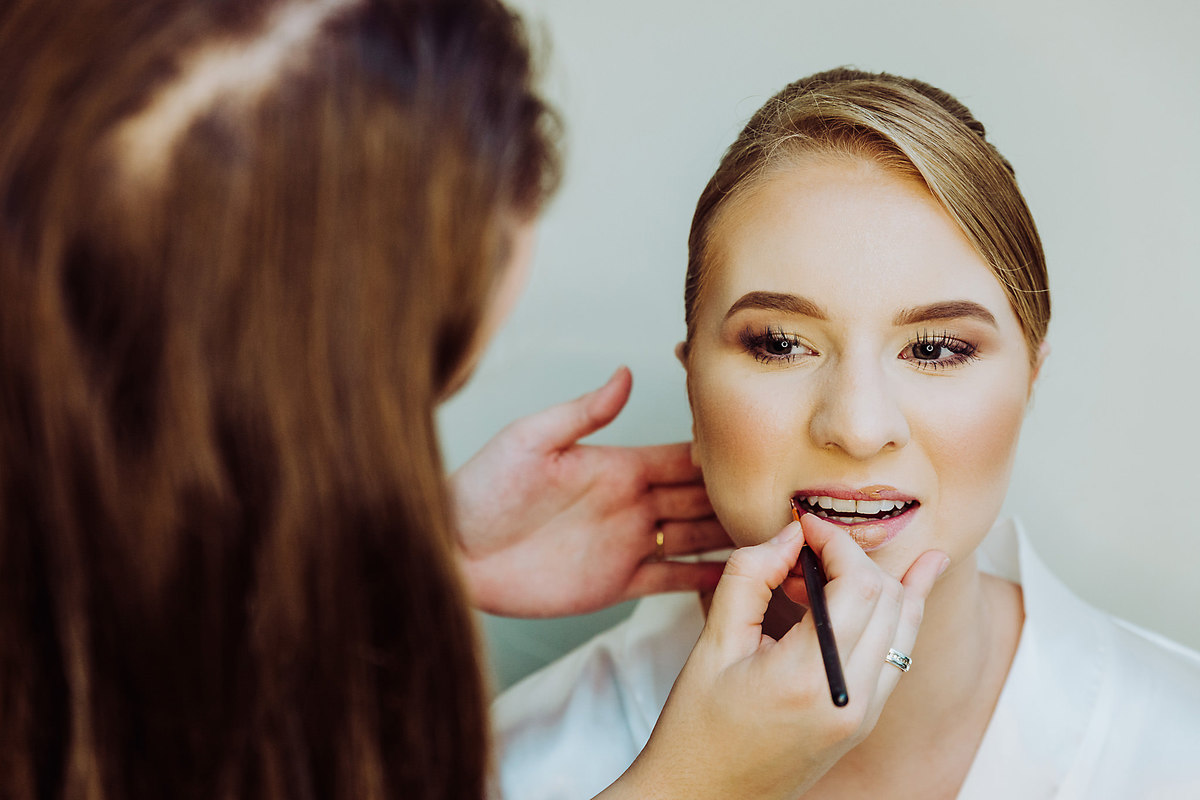 Make da noiva. Larissa e Eduardo. Igreja São Francisco de Assis, Budag. Festa Sede Pamblona. Fotografia de Eduardo Pasqualini, fotógrafo de casamento, família e ensaios em Rio do Sul, Santa Catarina.