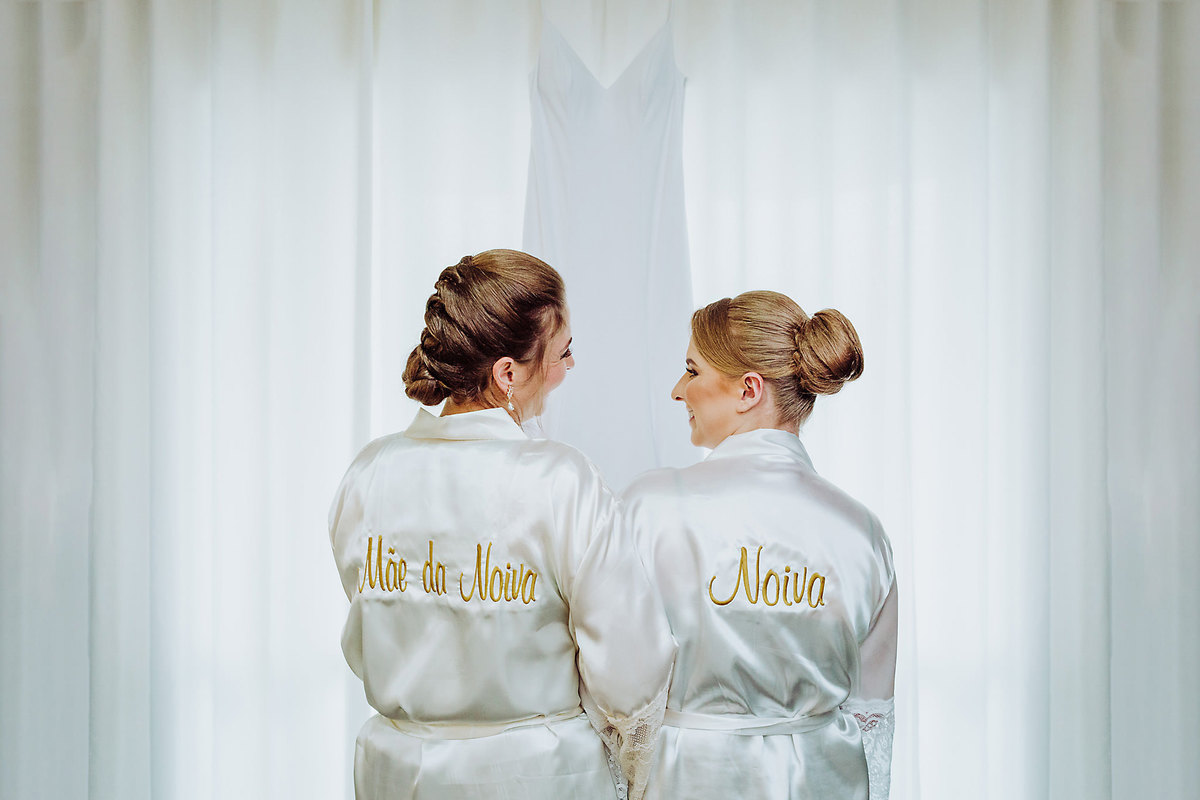 Noiva e mamãe. Larissa e Eduardo. Igreja São Francisco de Assis, Budag. Festa Sede Pamblona. Fotografia de Eduardo Pasqualini, fotógrafo de casamento, família e ensaios em Rio do Sul, Santa Catarina.