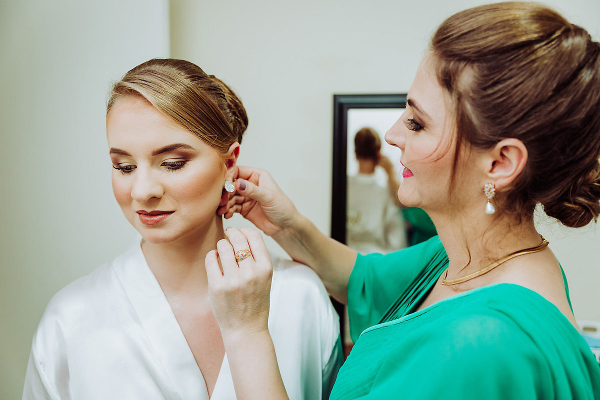 Brincos da noiva. Larissa e Eduardo. Igreja São Francisco de Assis, Budag. Festa Sede Pamblona. Fotografia de Eduardo Pasqualini, fotógrafo de casamento, família e ensaios em Rio do Sul, Santa Catarina.