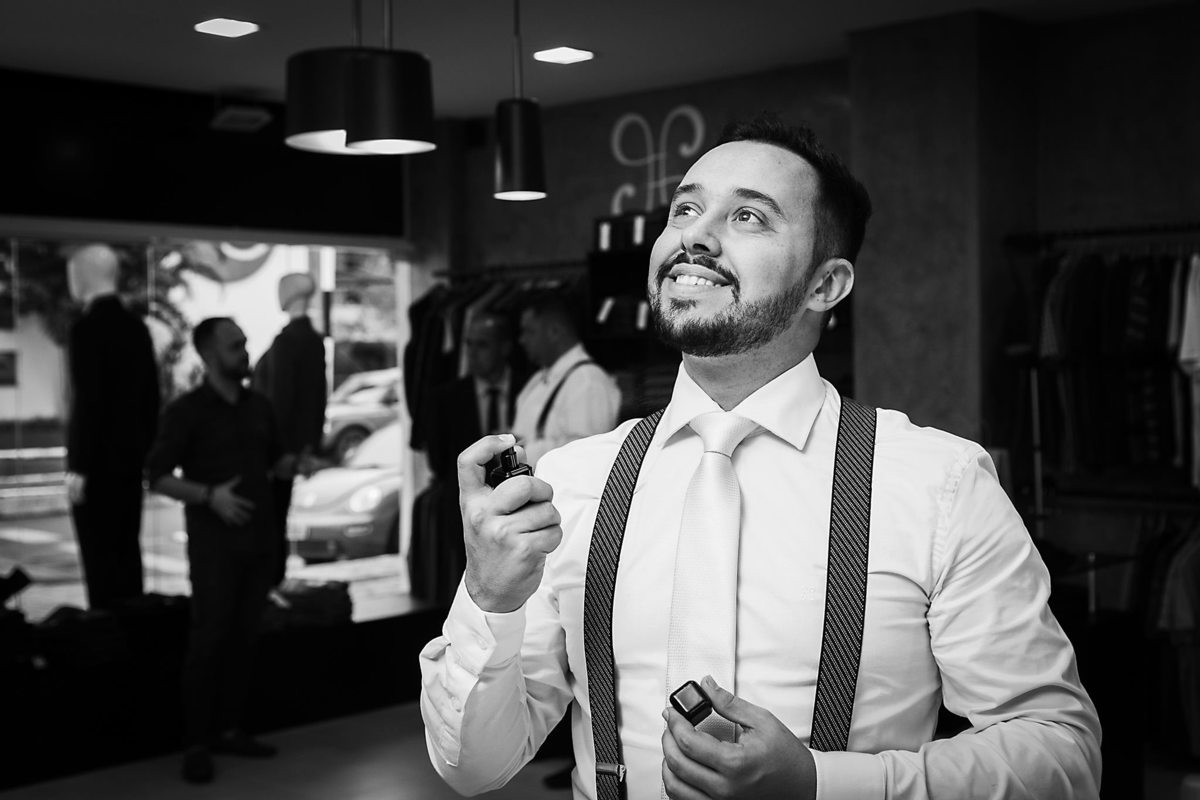 Perfume do noivo. Larissa e Eduardo. Igreja São Francisco de Assis, Budag. Festa Sede Pamblona. Fotografia de Eduardo Pasqualini, fotógrafo de casamento, família e ensaios em Rio do Sul, Santa Catarina.