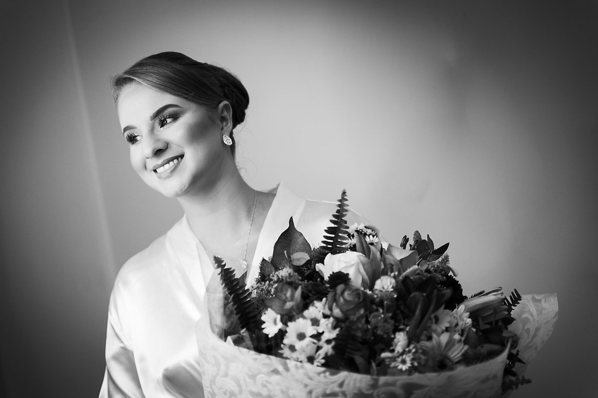 Linda noiva. Larissa e Eduardo. Igreja São Francisco de Assis, Budag. Festa Sede Pamblona. Fotografia de Eduardo Pasqualini, fotógrafo de casamento, família e ensaios em Rio do Sul, Santa Catarina.