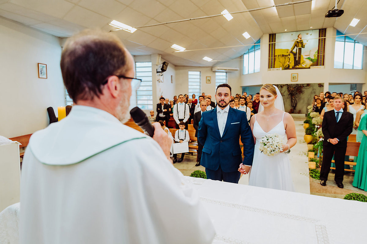 Cerimonia. Larissa e Eduardo. Igreja São Francisco de Assis, Budag. Festa Sede Pamblona. Fotografia de Eduardo Pasqualini, fotógrafo de casamento, família e ensaios em Rio do Sul, Santa Catarina.