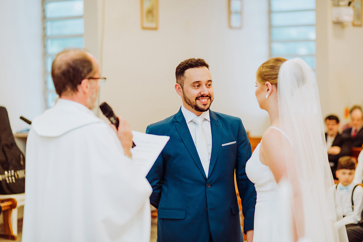 Sorrisão do noivo. Larissa e Eduardo. Igreja São Francisco de Assis, Budag. Festa Sede Pamblona. Fotografia de Eduardo Pasqualini, fotógrafo de casamento, família e ensaios em Rio do Sul, Santa Catarina.