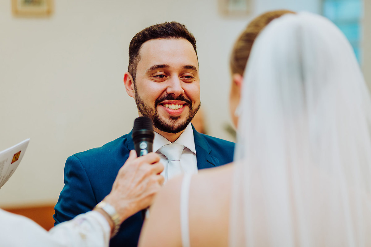 Noivo. Larissa e Eduardo. Igreja São Francisco de Assis, Budag. Festa Sede Pamblona. Fotografia de Eduardo Pasqualini, fotógrafo de casamento, família e ensaios em Rio do Sul, Santa Catarina.
