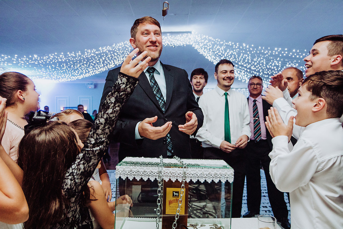 Eu ganhei... Larissa e Eduardo. Igreja São Francisco de Assis, Budag. Festa Sede Pamblona. Fotografia de Eduardo Pasqualini, fotógrafo de casamento, família e ensaios em Rio do Sul, Santa Catarina.