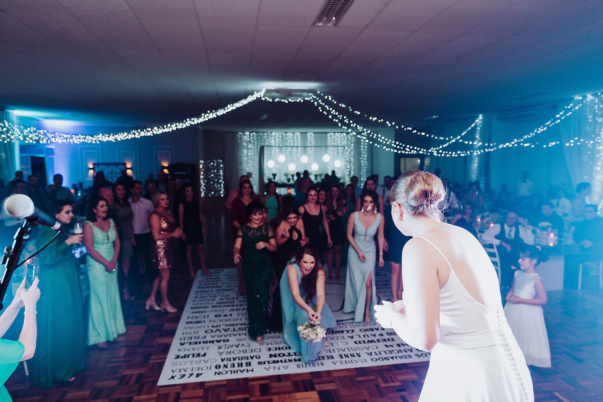 Quem pegou meu buquê. Larissa e Eduardo. Igreja São Francisco de Assis, Budag. Festa Sede Pamblona. Fotografia de Eduardo Pasqualini, fotógrafo de casamento, família e ensaios em Rio do Sul, Santa Catarina.