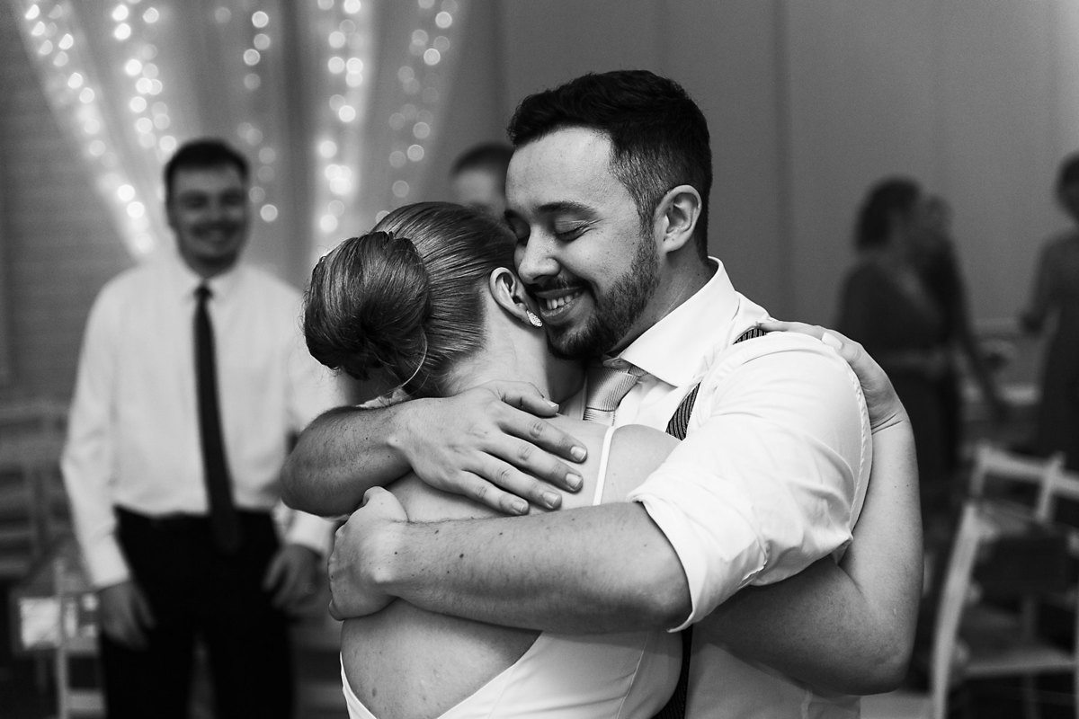 Carinho. Larissa e Eduardo. Igreja São Francisco de Assis, Budag. Festa Sede Pamblona. Fotografia de Eduardo Pasqualini, fotógrafo de casamento, família e ensaios em Rio do Sul, Santa Catarina.