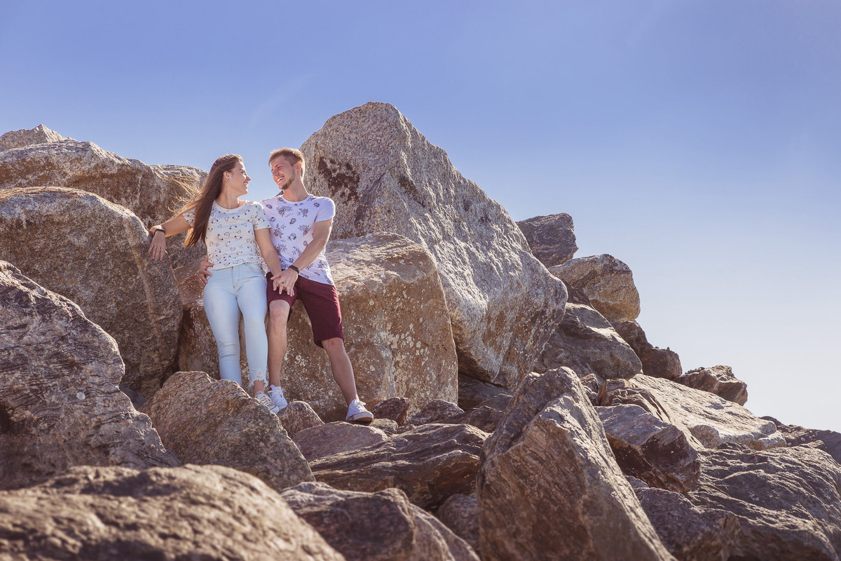 Pedras. Praia e Mar. Pré-Casamento Jaqueline e Rômulo. Navegantes, SC. Fotografia de Eduardo Pasqualini, fotógrafo de casamento, família e ensaios em Rio do Sul, Santa Catarina.