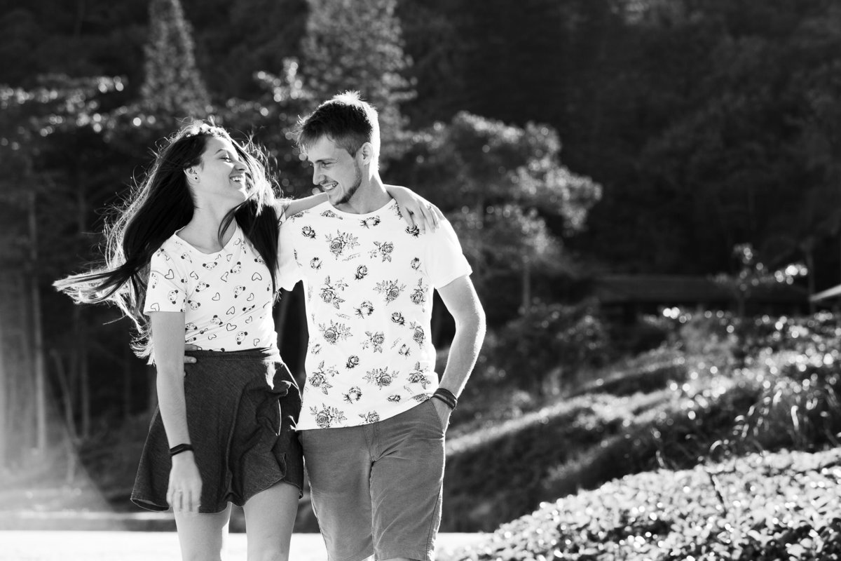 Espontaneidade. Praia e Mar. Pré-Casamento Jaqueline e Rômulo. Navegantes, SC. Fotografia de Eduardo Pasqualini, fotógrafo de casamento, família e ensaios em Rio do Sul, Santa Catarina.