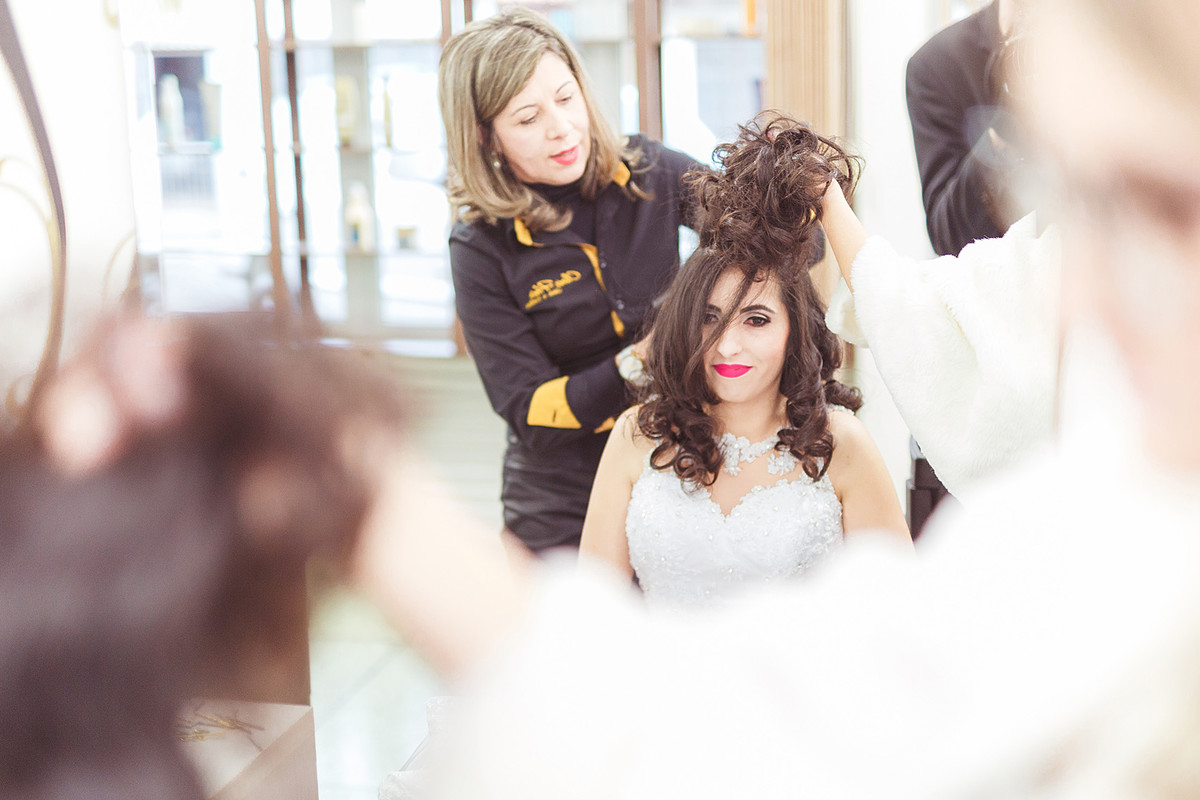 Cabelo da noiva em fase de embelezamento. Eduardo Pasqualini Fotografias - Fotógrafo profissional de ensaio e casamento em Rio do Sul, Santa Catarina, Brasil.