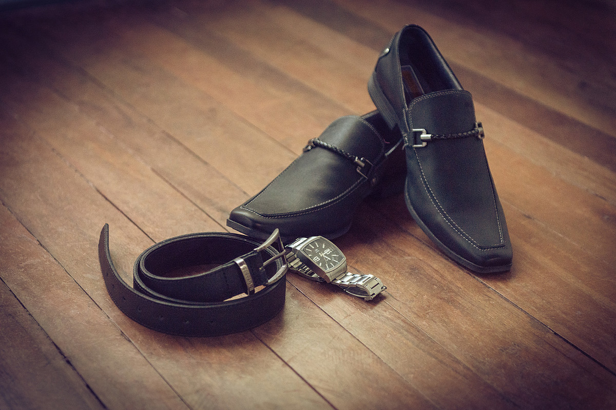Cinto, relógio e sapato do noivo. Eduardo Pasqualini Fotografias - Fotógrafo profissional de ensaio e casamento em Rio do Sul, Santa Catarina, Brasil.