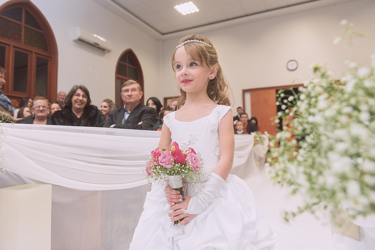 Dama de honra na entrada da noiva. Eduardo Pasqualini Fotografias - Fotógrafo profissional de ensaio e casamento em Rio do Sul, Santa Catarina, Brasil.