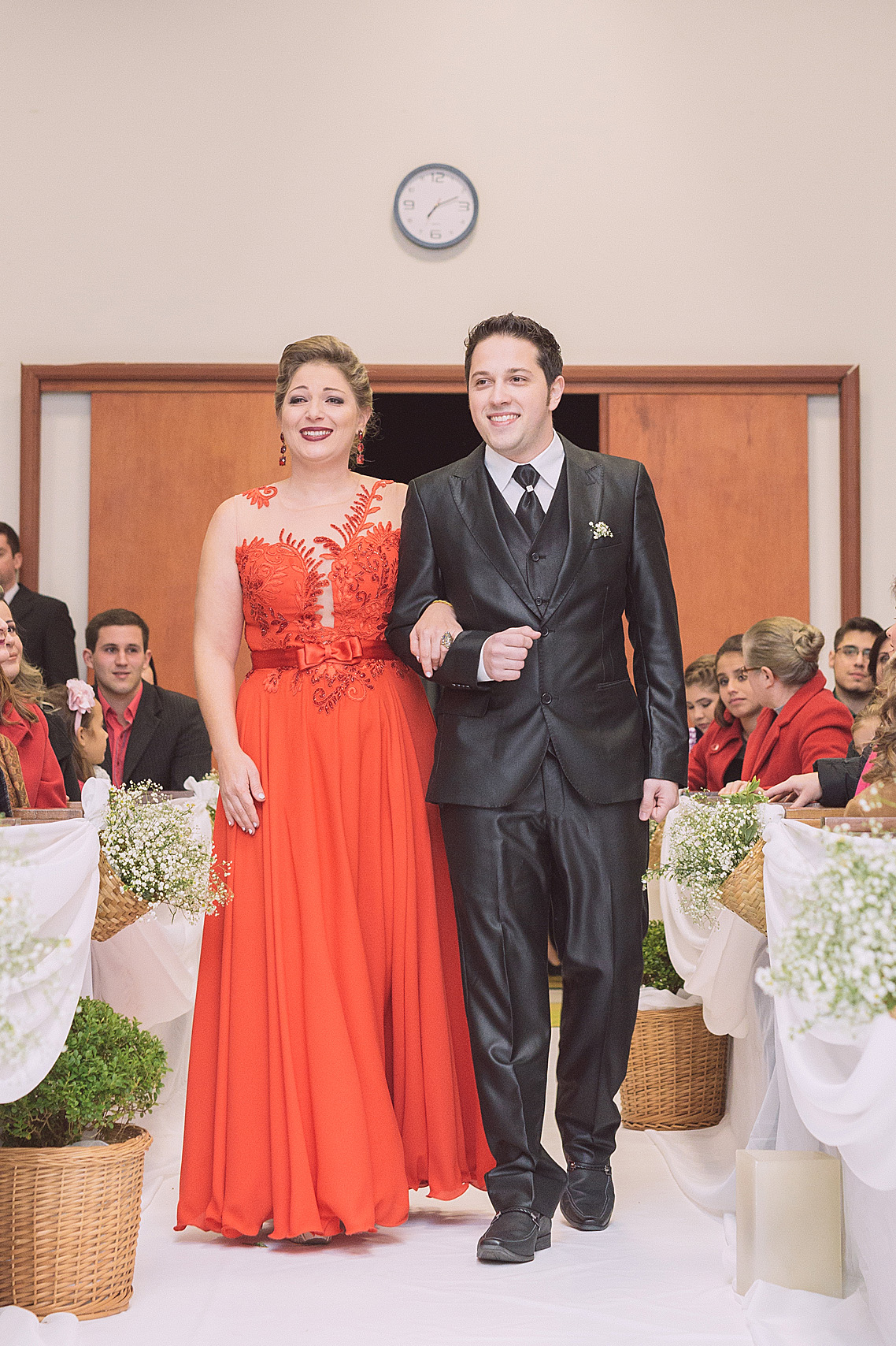 Mãe do noivo e noivo na entrada da igreja. Eduardo Pasqualini Fotografias - Fotógrafo profissional de ensaio e casamento em Rio do Sul, Santa Catarina, Brasil.
