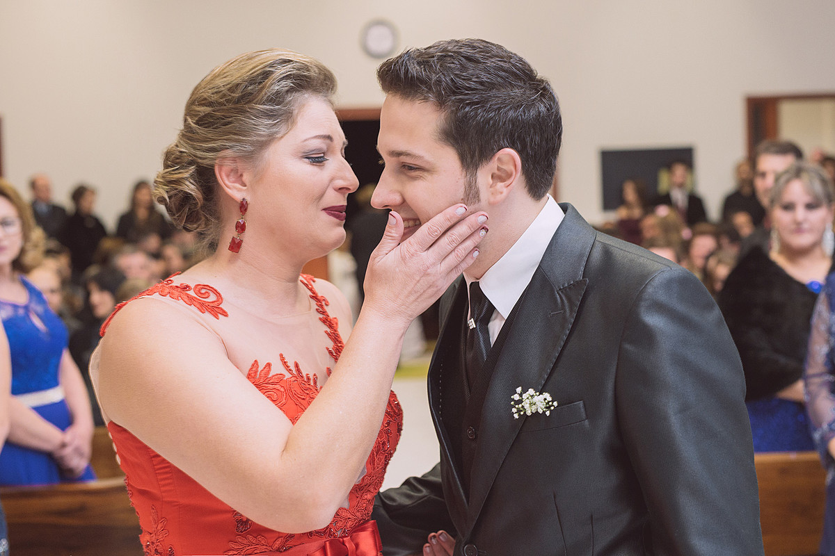 Beijo da mãe em seu filho no dia do casamento. Eduardo Pasqualini Fotografias - Fotógrafo profissional de ensaio e casamento em Rio do Sul, Santa Catarina, Brasil.