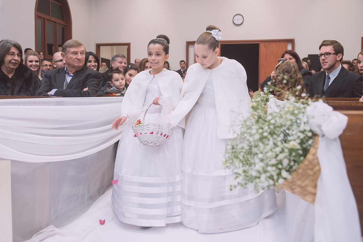 Pétalas de rosas no casamento da Vanessa e do Everton. Eduardo Pasqualini Fotografias - Fotógrafo profissional de ensaio e casamento em Rio do Sul, Santa Catarina, Brasil.