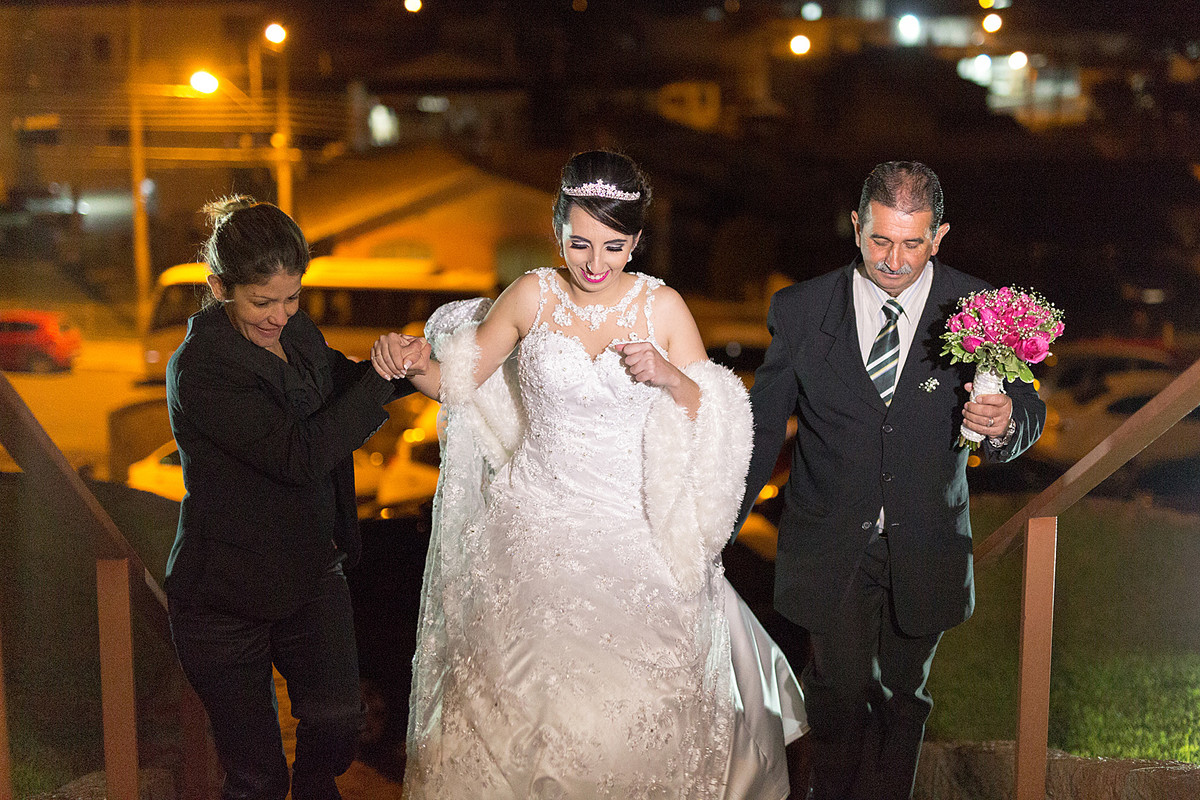 Pai ajudando a noivo nas escadarias. Eduardo Pasqualini Fotografias - Fotógrafo profissional de ensaio e casamento em Rio do Sul, Santa Catarina, Brasil.