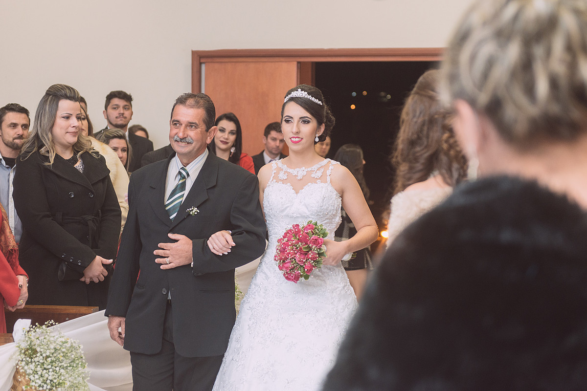 Sorridente, pai encaminha sua filha para o casamento. Eduardo Pasqualini Fotografias - Fotógrafo profissional de ensaio e casamento em Rio do Sul, Santa Catarina, Brasil.