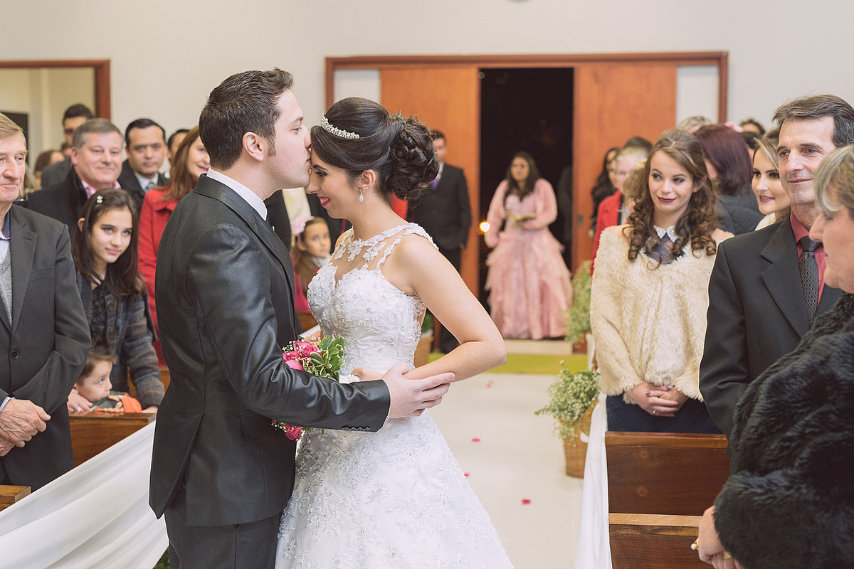 Beijo do noivo na testa da noiva. Eduardo Pasqualini Fotografias - Fotógrafo profissional de ensaio e casamento em Rio do Sul, Santa Catarina, Brasil.