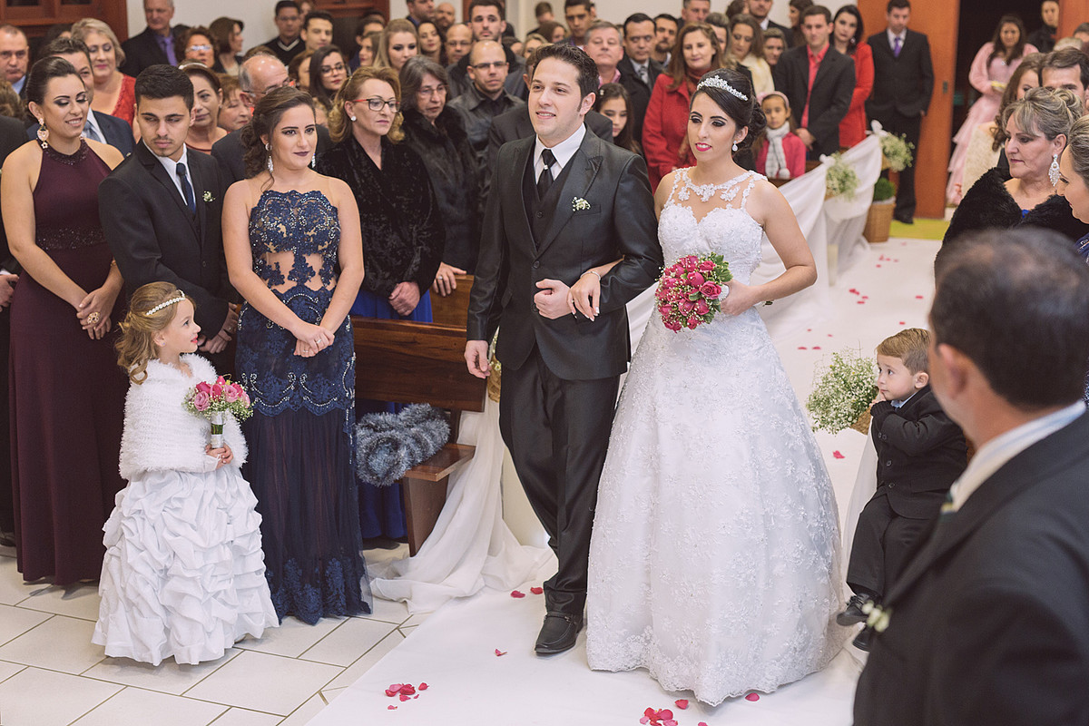 Últimos metros dos noivos para o altar. Eduardo Pasqualini Fotografias - Fotógrafo profissional de ensaio e casamento em Rio do Sul, Santa Catarina, Brasil.