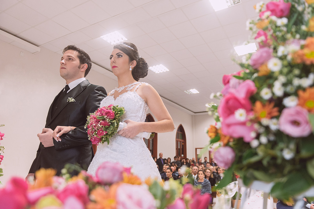 Ouvindo a palavra atenciosamente, Vanessa e Everton. Eduardo Pasqualini Fotografias - Fotógrafo profissional de ensaio e casamento em Rio do Sul, Santa Catarina, Brasil.