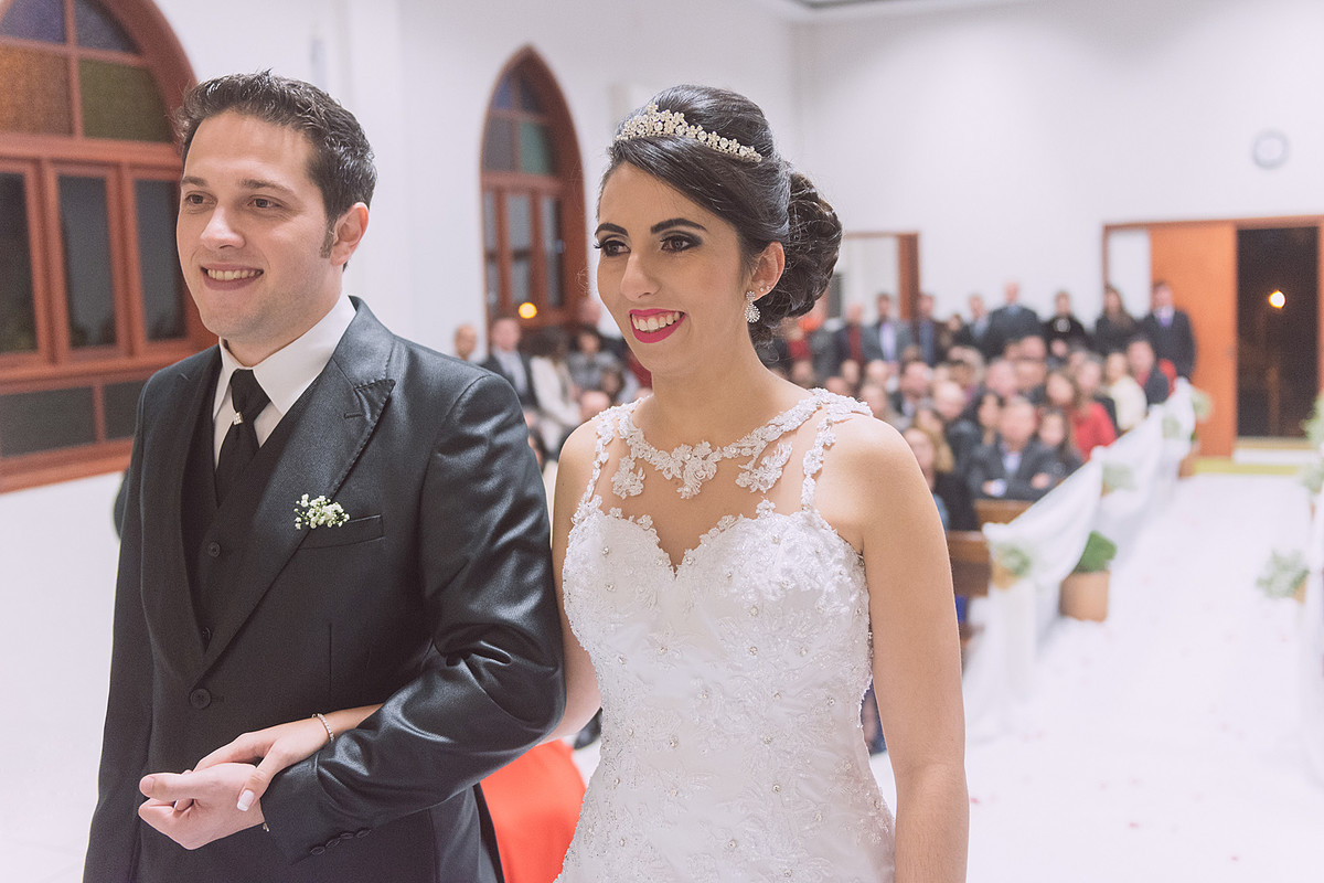 Sorridentes, noivos durante a cerimônia. Eduardo Pasqualini Fotografias - Fotógrafo profissional de ensaio e casamento em Rio do Sul, Santa Catarina, Brasil.